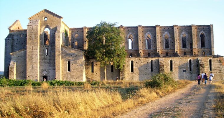 ABBAZIA DI SAN GALGANO, TRA SUGGESTIONE E LEGGENDA